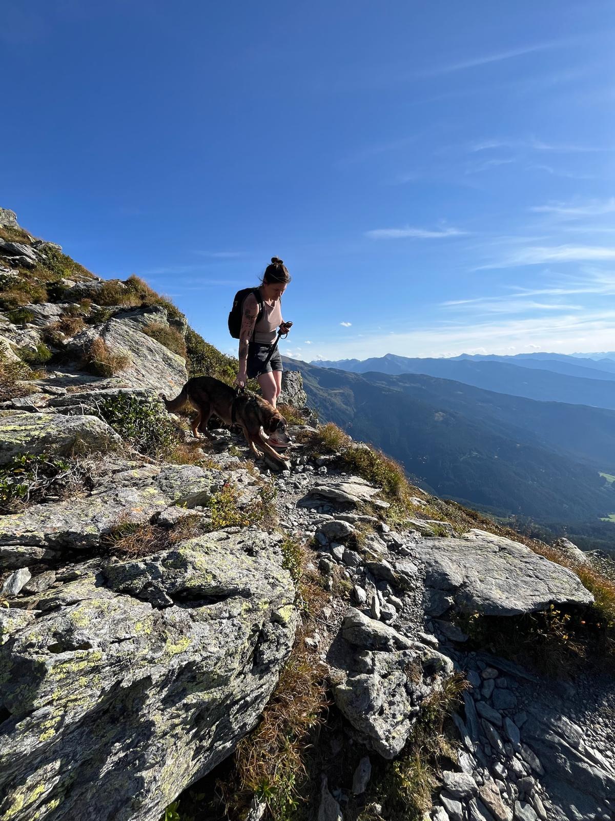 Anneke unterwegs mit einem Hund in den Bergen